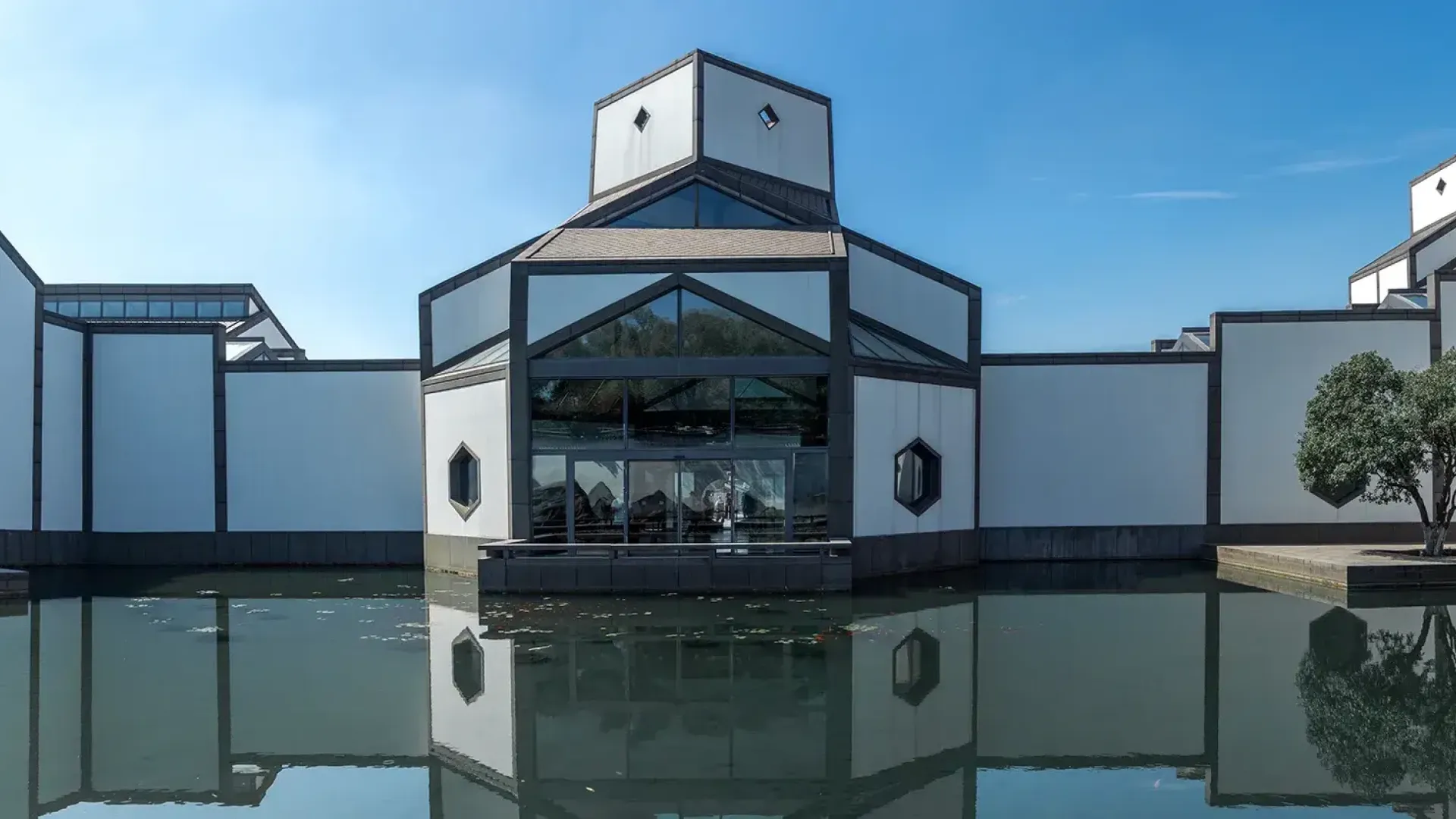 苏州博物馆（由贝聿铭设计）