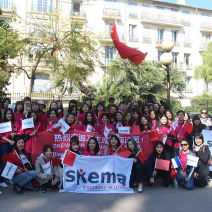 3⽉24号，85名来自SKEMA的志愿者在法国尼斯迎接中国国家主席习近平的到访。