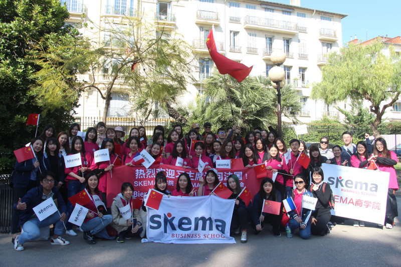 习主席造访法国,SKEMA学子热烈欢迎 3⽉24号,85名来自SKEMA的志愿者在法国尼斯迎接中国国家主席习近平的到访。
